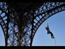 VIDÉO. Elle grimpe la tour Eiffel à la corde et bat un record du monde