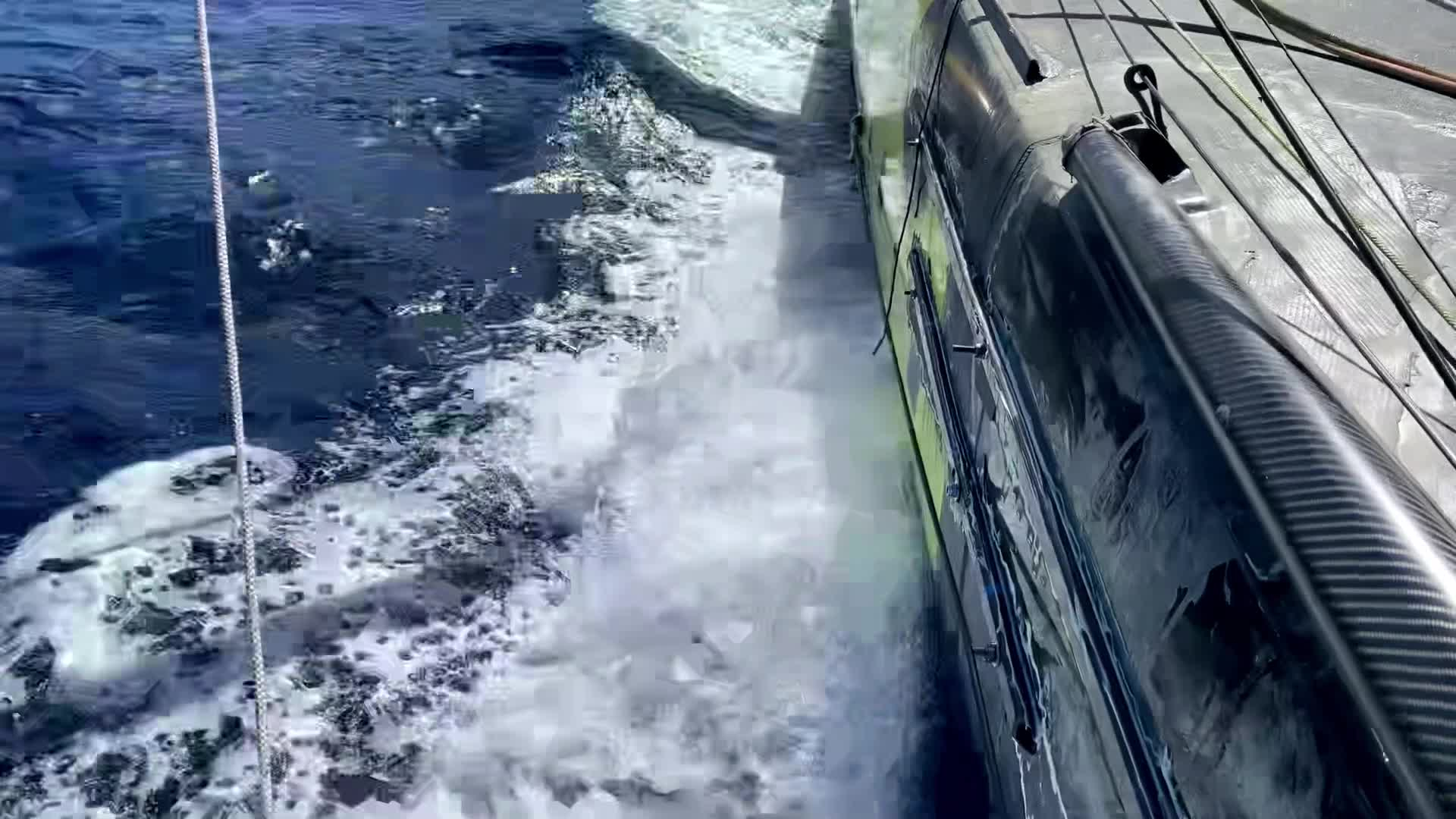 Meulage, découpage, ponçage, collage, stratification : Louis Burton le MacGyver du Vendée Globe [Vidéo]