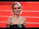 Lily-Rose Depp rend hommage à sa mère Vanessa Paradis en portant une robe Chanel que sa mère...