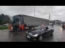 Les agriculteurs filtrent les camions sur l'A16