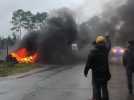 Les pompiers éteignent le feu allumé sur le rond-point du Sdis à Mont-de-Marsan.