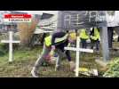 VIDÉO. En Mayenne, des agriculteurs installent une fausse pierre tombale sur un rond-point