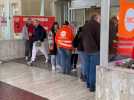 Près de 20 syndicalistes manifestent devant le CH de Boulogne pour défendre la fonction publique.