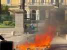 Premiers tirs de lacrymogènes de la police pour disperser les manifestants