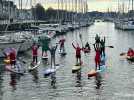 VIDÉO. Le Père Noël et ses lutins arrivent en paddle au port de Vannes