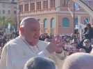 Le pape François quitte le Palais des Congrès et prend le temps de saluer la foule