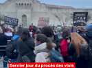 Dernier jour du procès des viols de Mazan. Des femmes chantent avant l'arrivée de Gisèle Pelicot