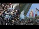 Le pape François salue la foule avant de célébrer une messe à Ajaccio