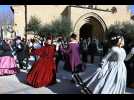 Des danseurs dans les rues pour la fête des Amoureux à Roquemaure