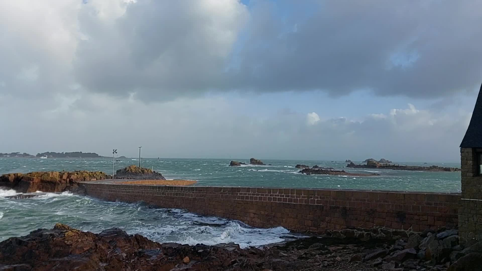 « Il ne va pas falloir nous bercer ce soir ! » : comment les Bretons ont vécu la tempête Darragh