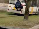 Un homme s'accroche à un tram à Anvers