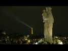 Procession de la statue symbole de Notre-Dame dans les rues de Paris