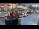 VIDÉO. Le Père Noël a effectué une arrivée triomphale à bord d'un bateau sur le port de Vannes