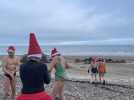 VIDÉO. Les sirènes du Becquet ont fait leur bain de Noël à Cherbourg