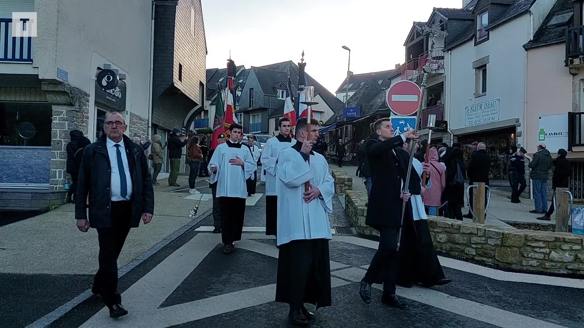 Jean-Marie Le Pen inhumé sans heurts à La Trinité-sur-Mer [Vidéo]