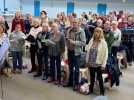 Les 500 choristes qui se produiront le 25 janvier au Kursaal de Dunkerque en répétition à Hondschoote