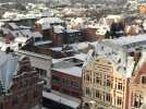 Béthune : vue en haut du beffroi de la ville sous la neige