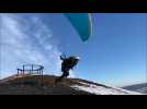 Il s'envole du terril enneigé en parapente