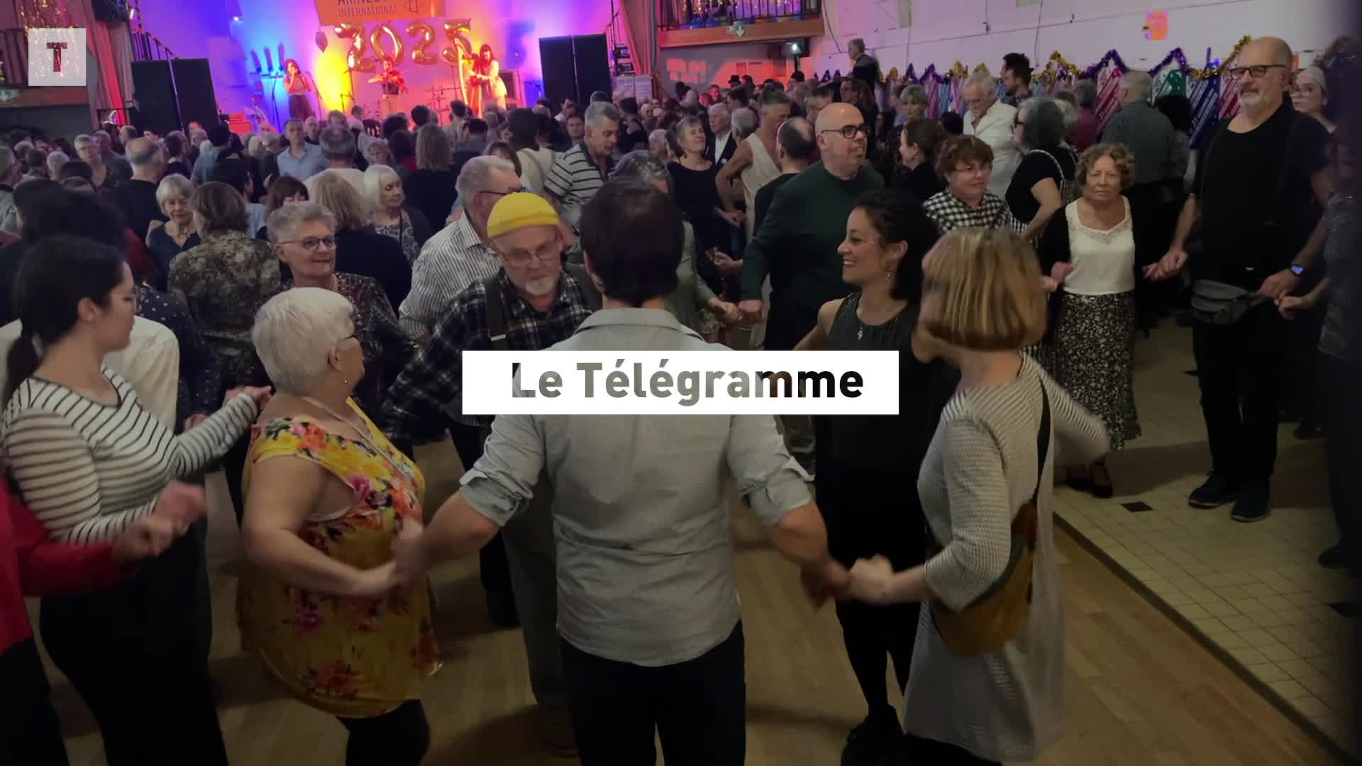 À Saint-Thégonnec, un réveillon à la sauce bretonne pour un millier d'amoureux de festoù-noz [Vidéo]