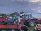 Les agriculteurs occupent le rond-point du péage sud