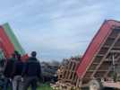 Les agriculteurs déversent des pneus et palettes sur le rond-point