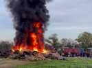 Le rond-point du péage sud en feu