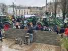 VIDÉO. Cinquante tracteurs et un mur de parpaings devant la préfecture à Nantes