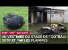 Un vestiaire du stade de football détruit par les flammes à Saint-Just-Sauvage