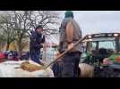 Les agriculteurs montent un muret devant l'antenne du conseil régional à Mâcon