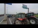 Calais: blocage de l'A16 par les agriculteurs.