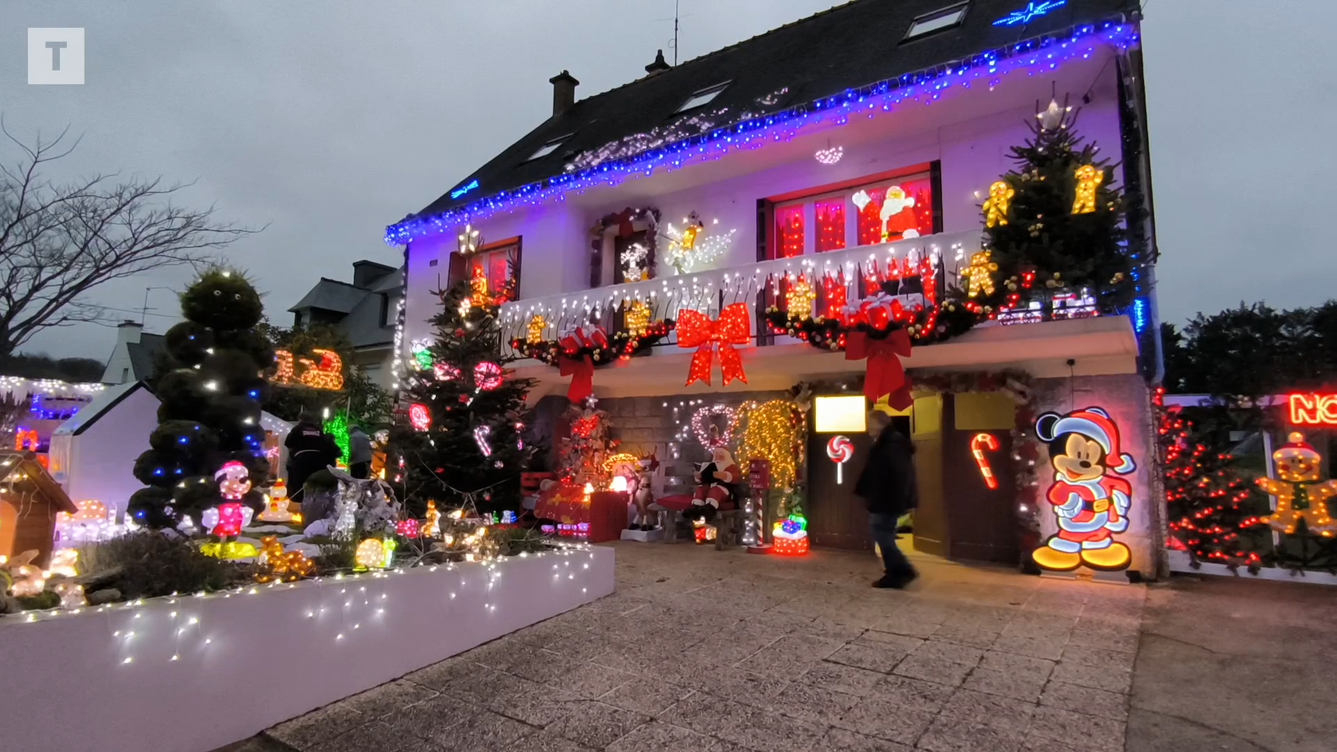 « Certains me donnent même de l'argent » : à Locmalo, ils sont des dizaines chaque soir à visiter sa maison illuminée [Vidéo]