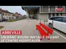 Un banc rouge installé devant le centre hospitalier d'Abbeville