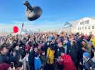 VIDÉO. Le vainqueur du Vendée Globe, Charlie Dalin, acclamé par le public