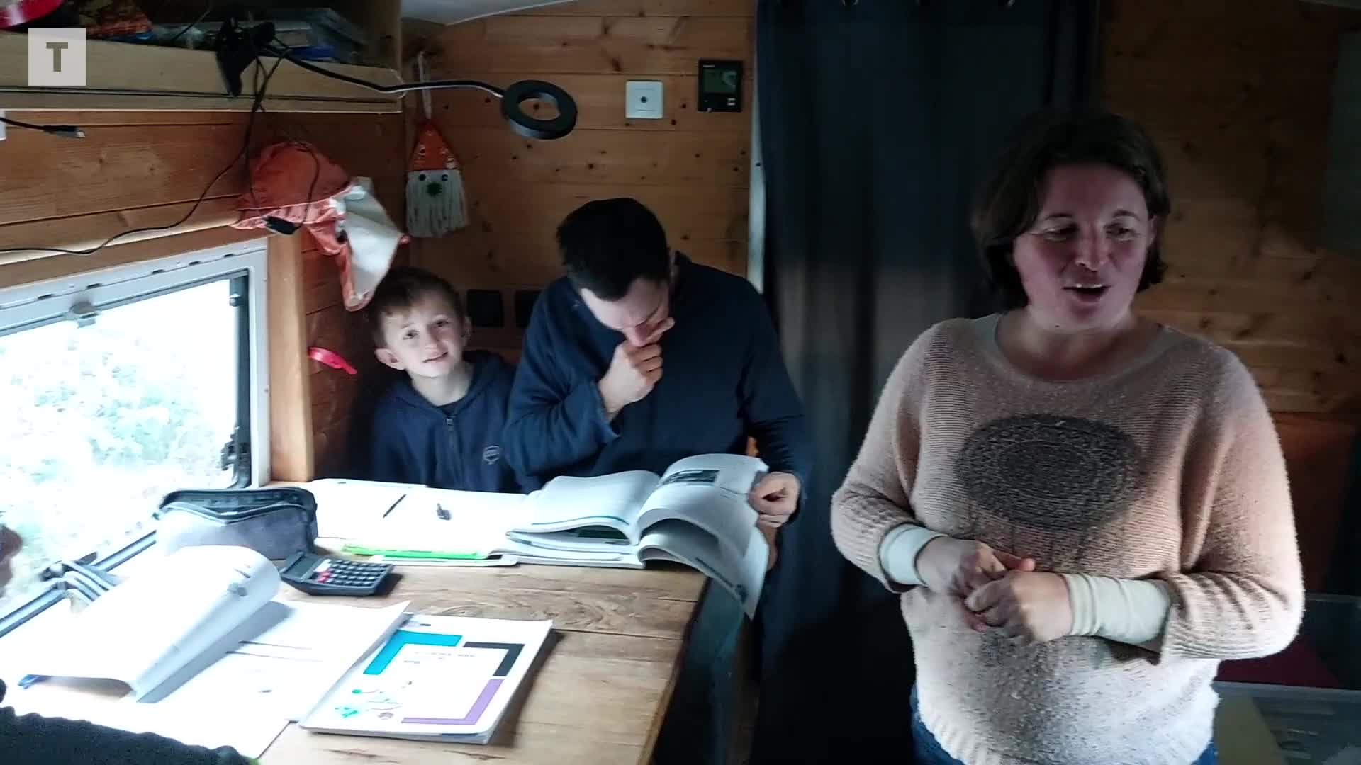 Bretagne : ils vendent leur maison pour partir en road-trip, leur bus aménagé tombe en panne au bout de 80 km [Vidéo]