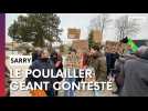 Des manifestants ont clamé leur opposition au projet de poulailler géant à Sarry