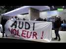 Manifestation de travailleurs d'Audi et sympathisants sur le stand du constructeur au salon de l'auto