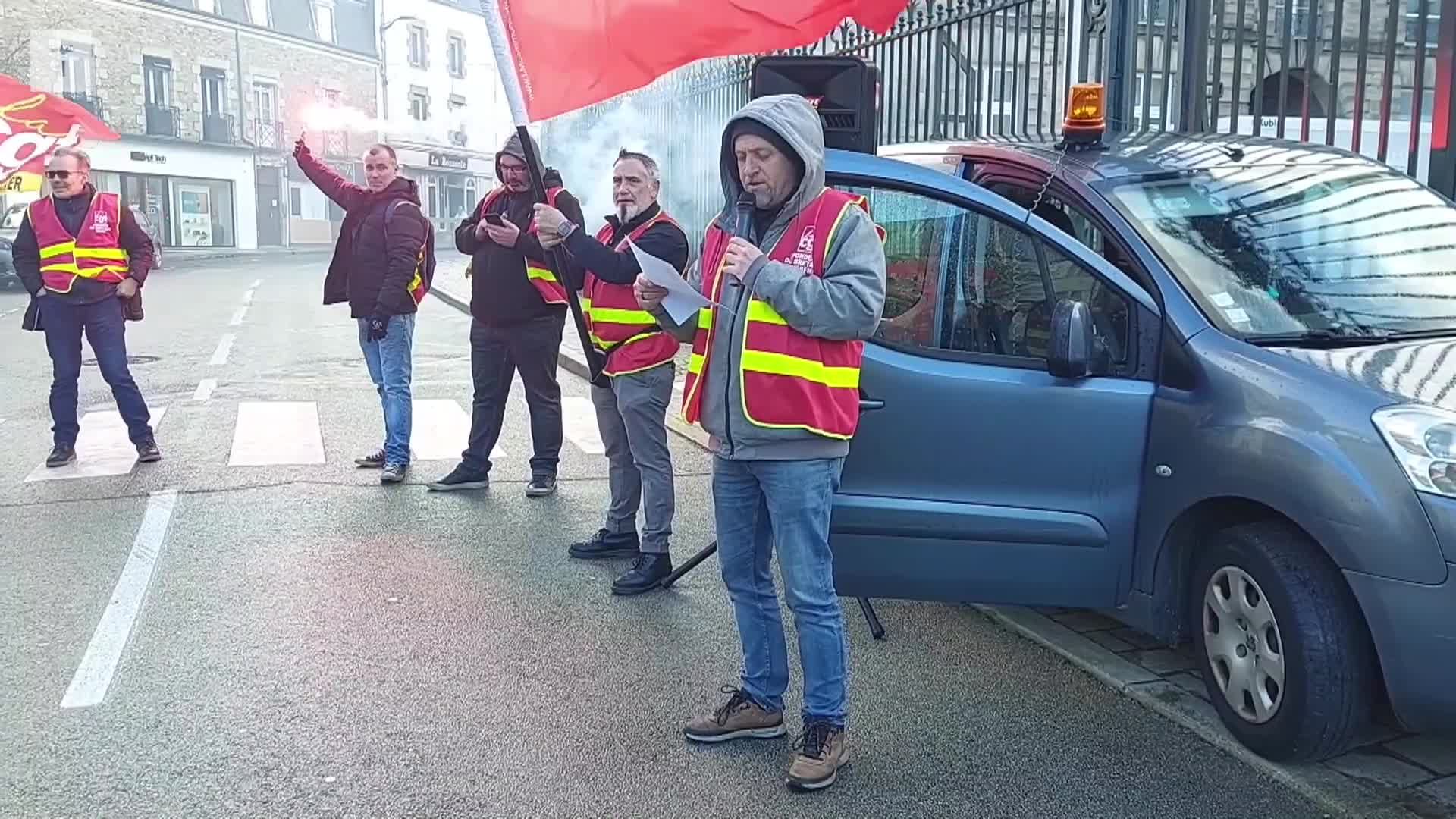 Après leur rencontre avec le préfet, les salariés de la Fonderie de Bretagne...