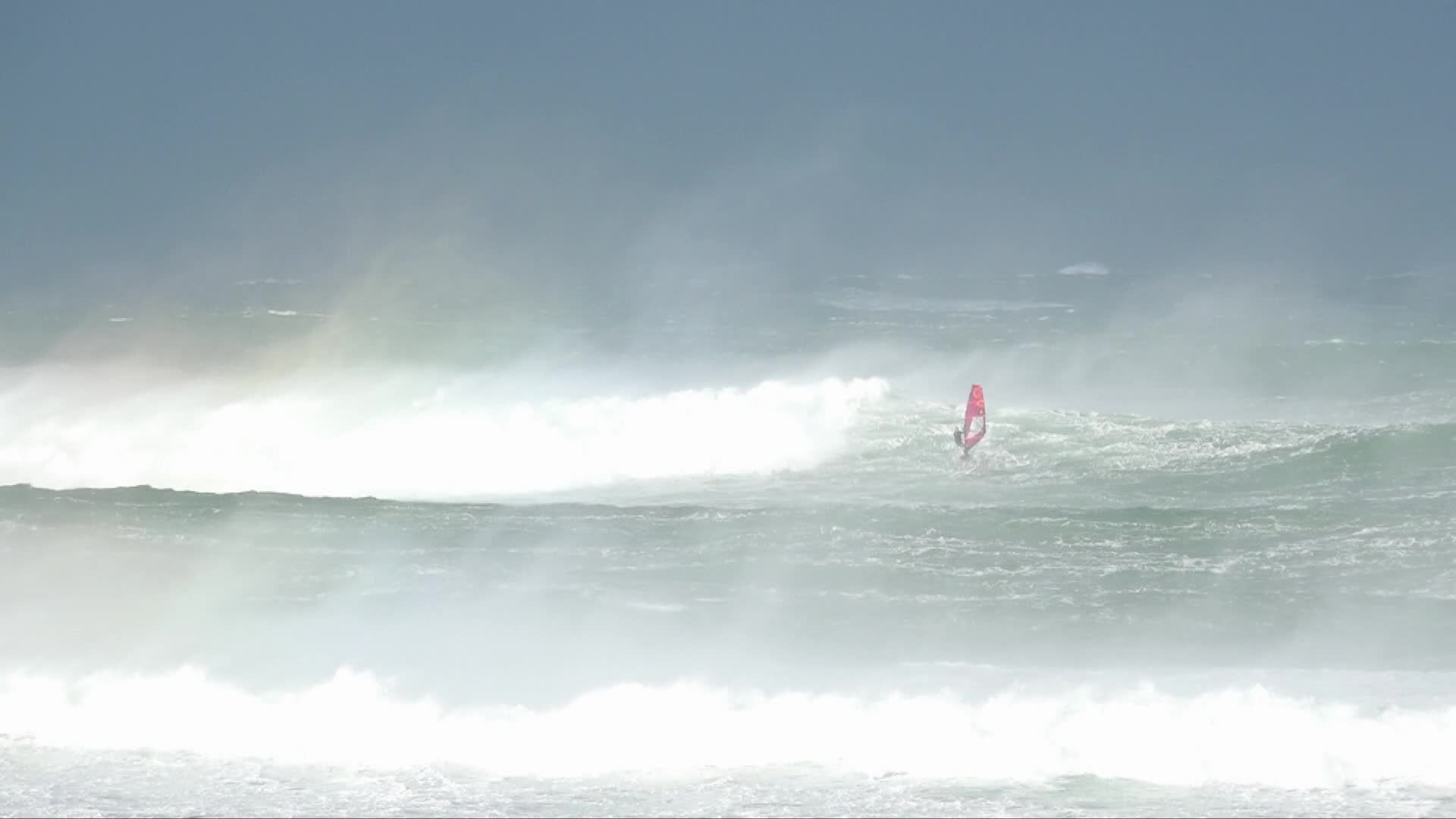 Ils sont venus chasser les plus grosses vagues à Plouguerneau [Vidéo]