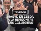 Magyd Cherfi face à des collégiens de Toulouse