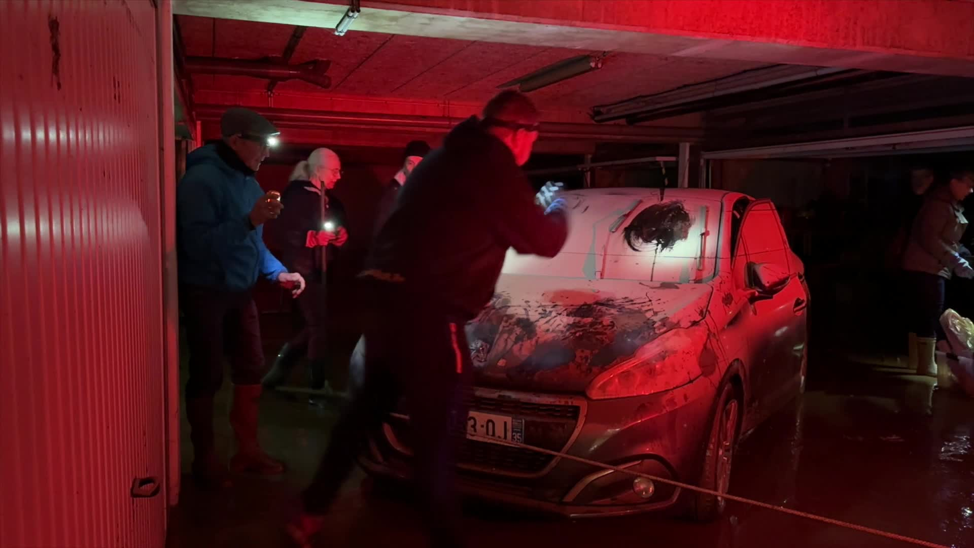 « On vient donner un coup de main » : à Rennes, de nombreux volontaires pour aider à nettoyer les dégâts des inondations [Vidéo]