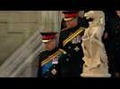Londres: William et Harry réunis autour du cercueil d'Elizabeth II
