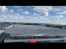 Des parachutistes atterrissent sur le toit de l'Arena de Reims