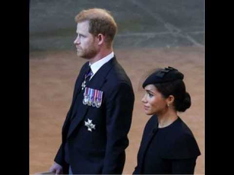 VIDEO : Funrailles d?Elisabeth II : les tendres gestes du prince Harry pour soutenir Meghan Markle