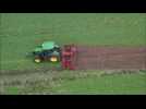 Un tracteur travaille dans un champ Vidéo Fred Haslin