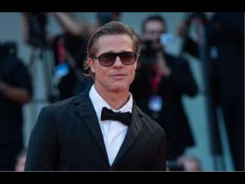 VIDEO : Brad Pitt et Emily Ratajkowski : pourquoi gardent-ils leur relation discrète ?