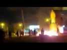 Des Iraniens brûlent la statue d'un religieux