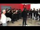 Emotion: Lili Leignel chante avec les lycéens de Pasteur la chanson de Trenet Je Chante, avec les paroles transformées par les déportés dans les blocks de Ravenbrück