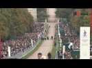 La foule observe deux minutes de silence pour la reine Elizabeth II au château de Windsor