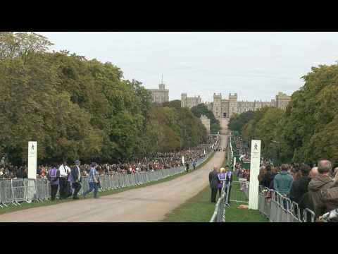 Crowds fall silent for two minutes of silence for Queen Elizabeth II in Windsor