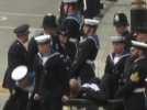 Un policier s'évanouit en chemin pour l'abbaye de Westminster